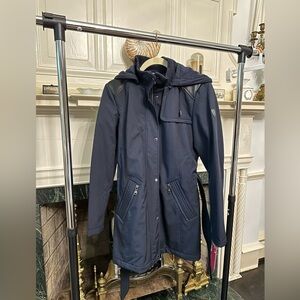 NWT Women’s Vince Camuto rain coat/trench in navy blue. Size S.